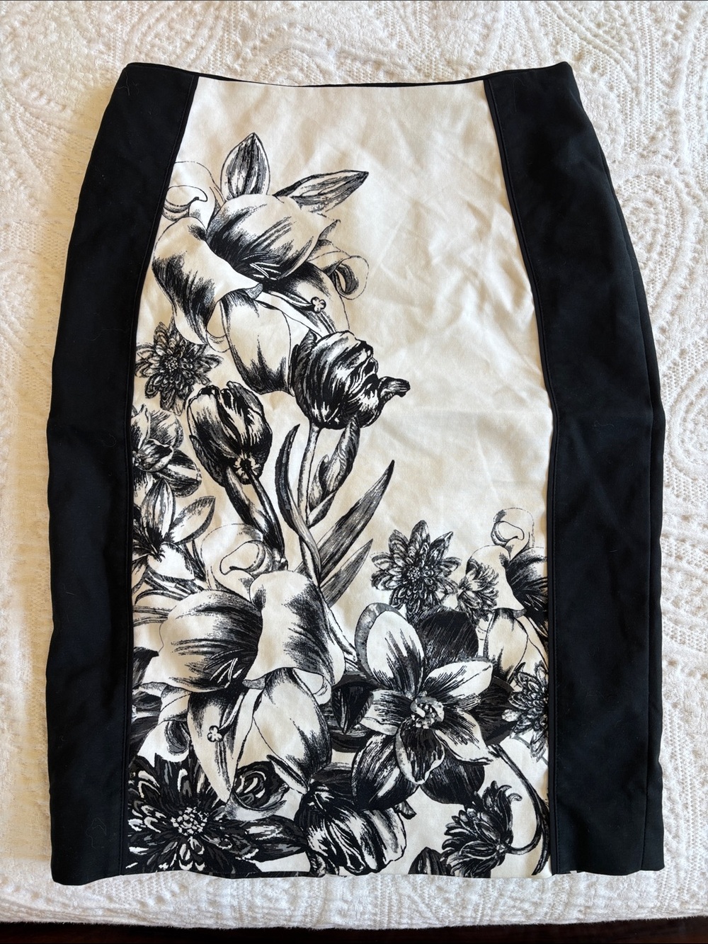White House Black Market Black & White Floral Design Pencil Skirt Size 6